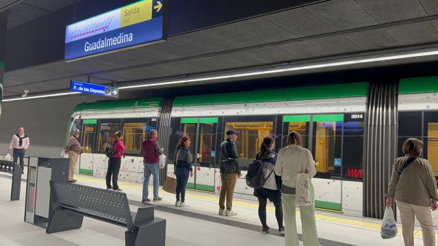 Un grupo de pasajeros en el interior de la estación Guadalmedina del Metro de Málaga.
