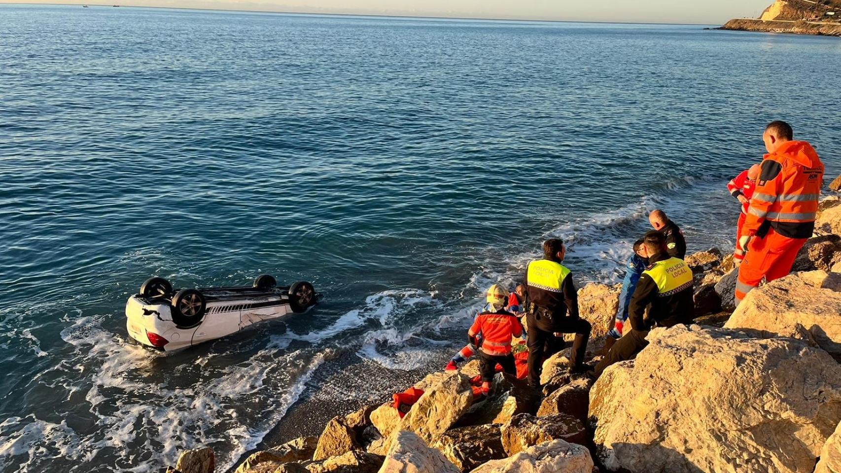 Una imagen del coche volcado.