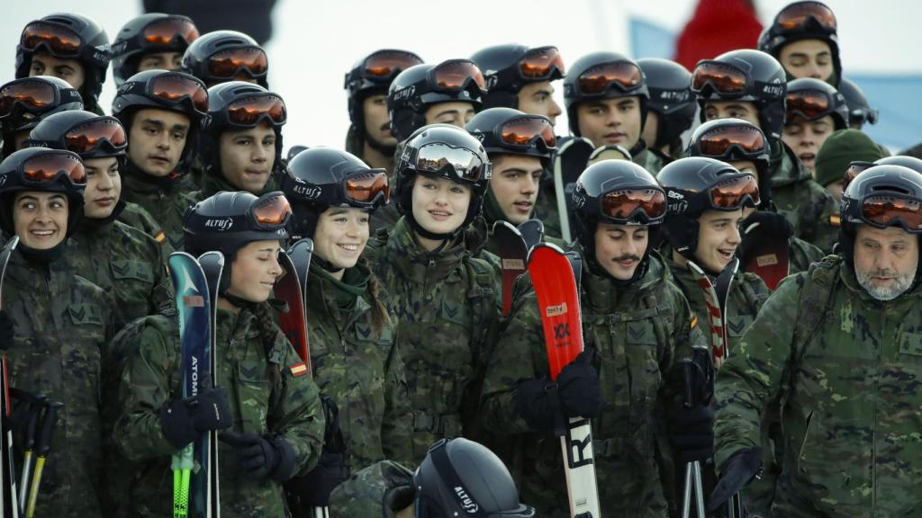 La Princesa posa con sus compañeros cadetes.