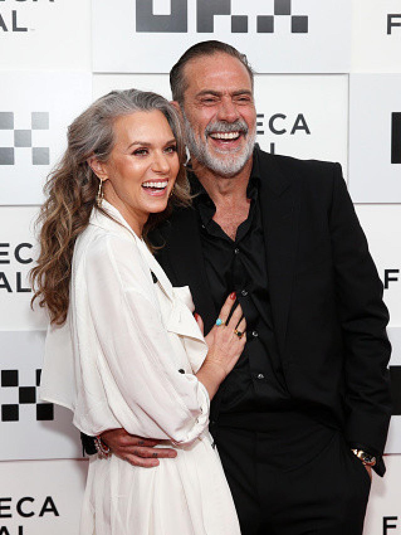 Hilarie Burton y Jeffrey Dean Morgan en la Premiere de The Walking Dead: Dead City en junio 2023.
