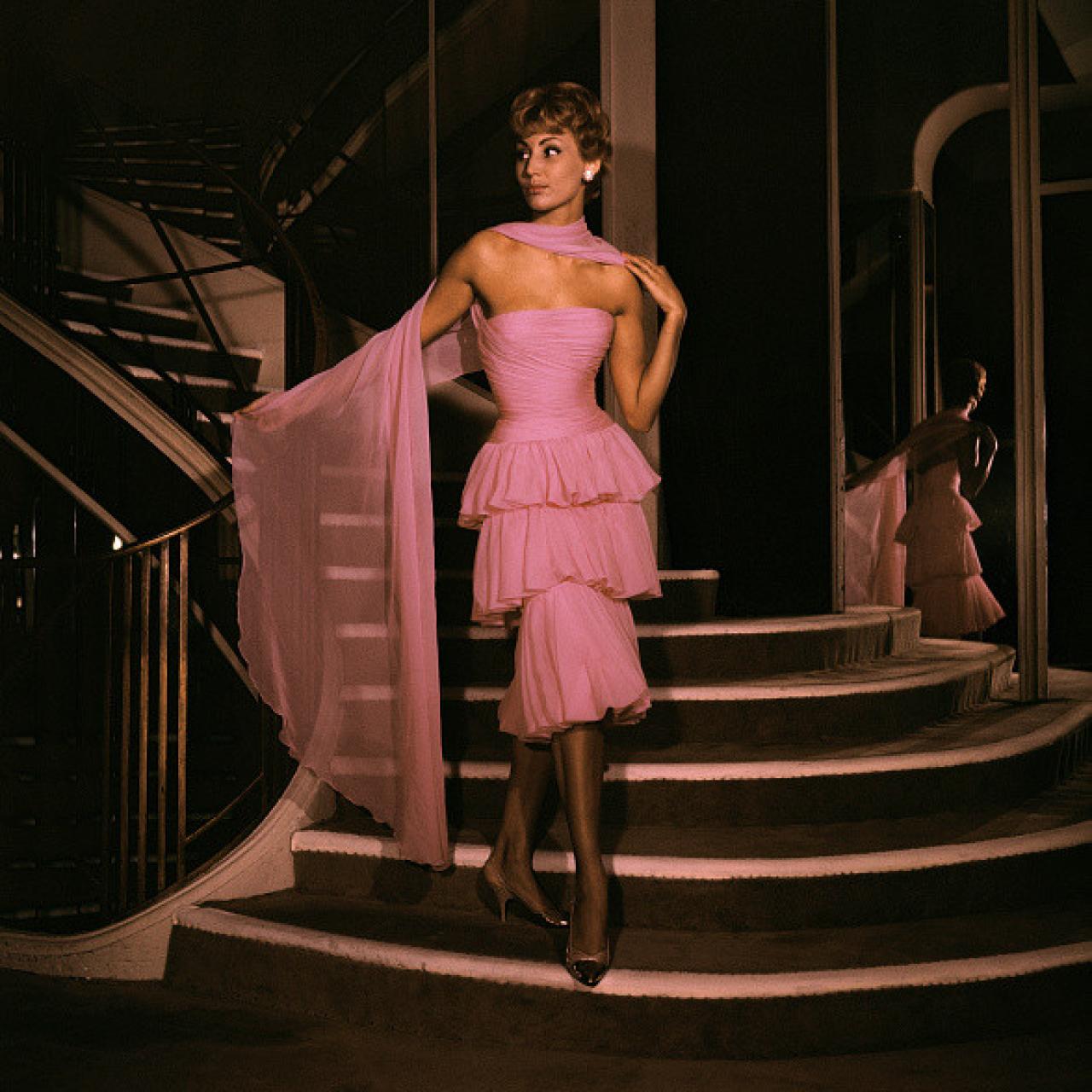 Una invitada de la Semana de la Moda de París,  en la temporada otoño-invierno 1958-1959.