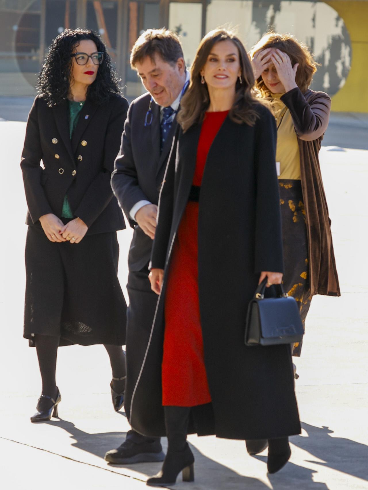 La Reina, a su llegada a Avilés.