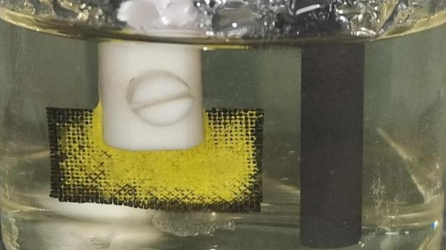 Cátodo con acumulación de agua contaminada con uranio