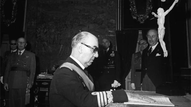 Carrero Blanco, ante la atenta mirada de Francisco Franco.