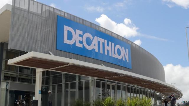 Fachada Decathlon.