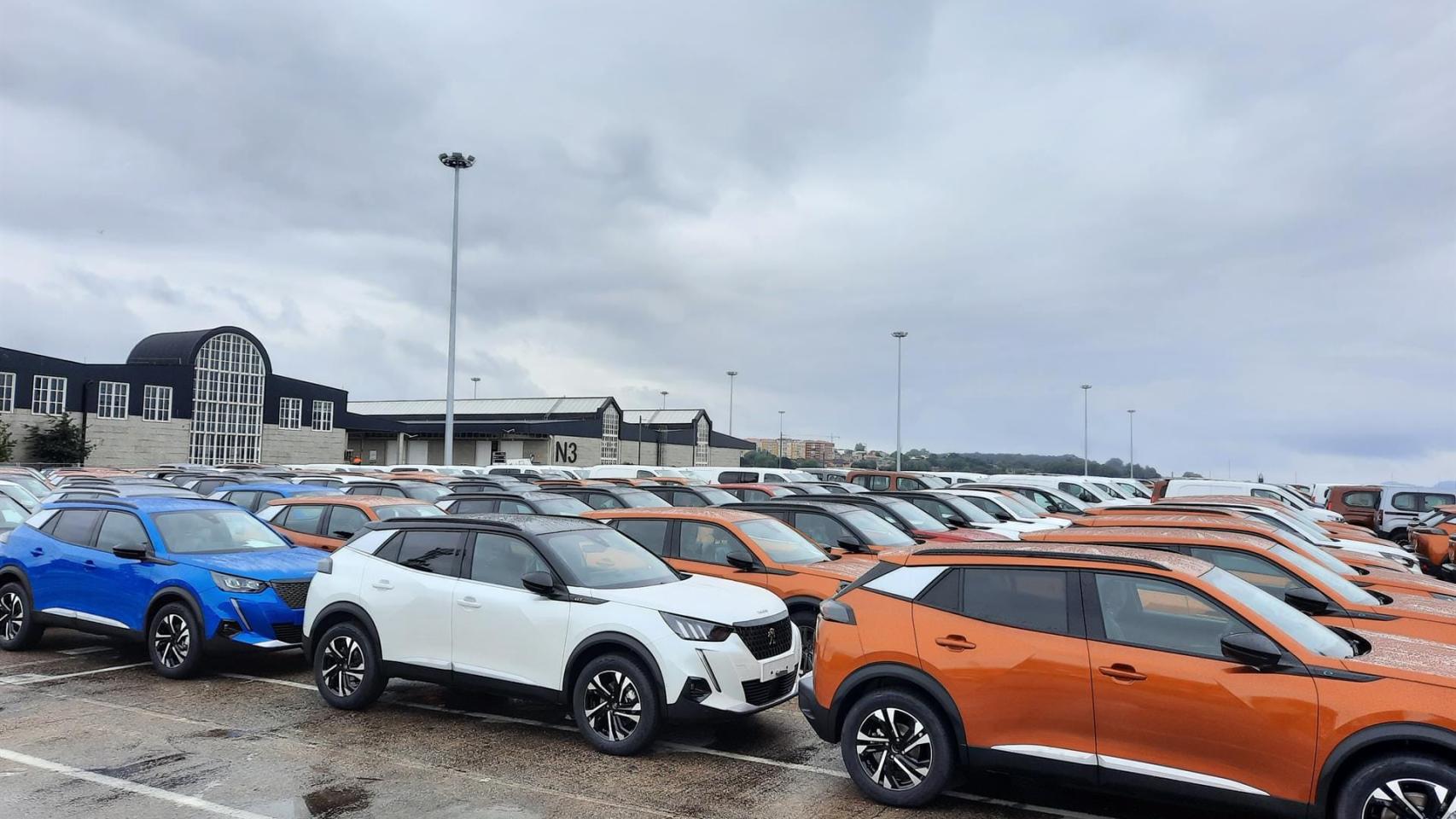 Coches fabricados en Stellantis Vigo listos para su exportación.