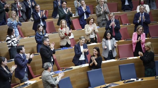 El grupo popular tras la votación de la ley de acompañamiento en las Cortes Valencianas.