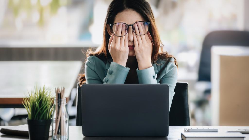 Una mujer trabajando en su oficina.