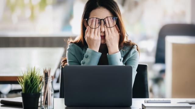 Una mujer trabajando en su oficina.
