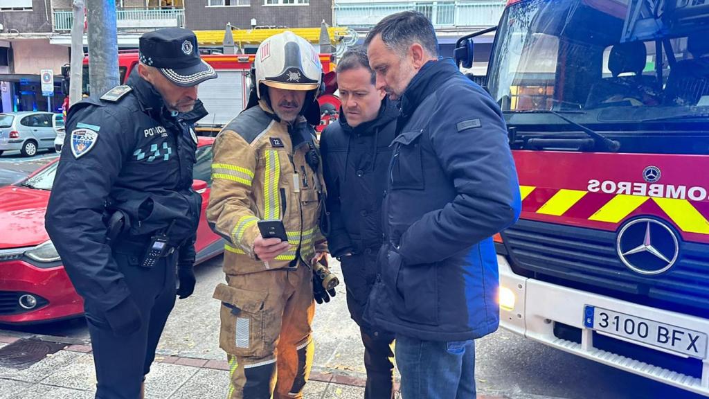 Carlos Velázquez en el lugar del incendio.