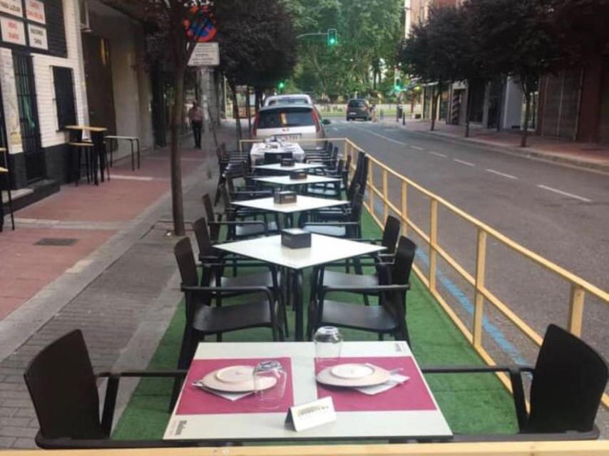 La terraza en las plazas de estacionamiento