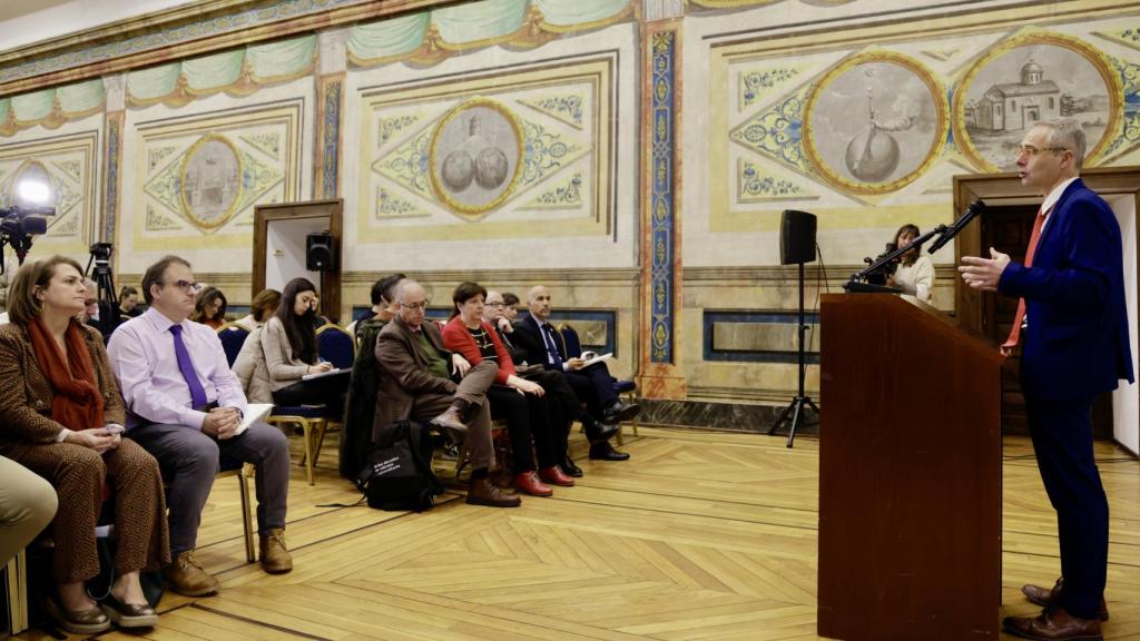 El rector de la Universidad de Salamanca, Ricardo Rivero, acompañado por el equipo de Gobierno, realiza el balance académico de este año que se cierra y el avance de previsiones para 2024