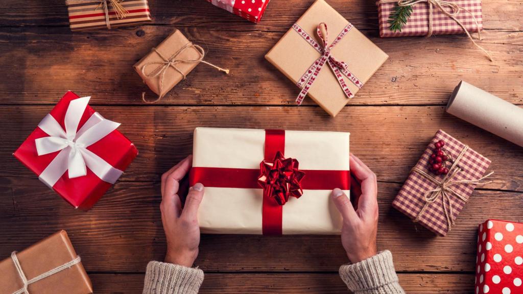 Regalos de navidad con diferentes lazos