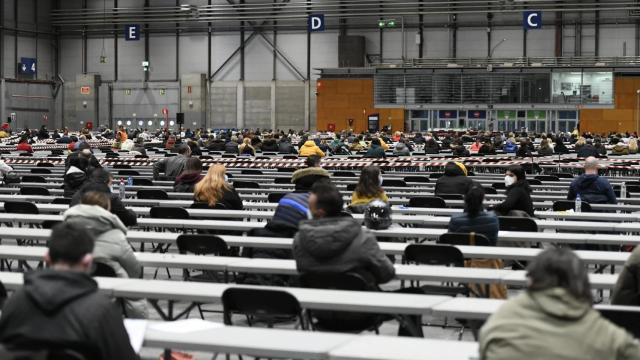 Cientos de personas participan en una oposición.