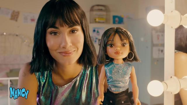 Aitana con su muñeca Nancy.