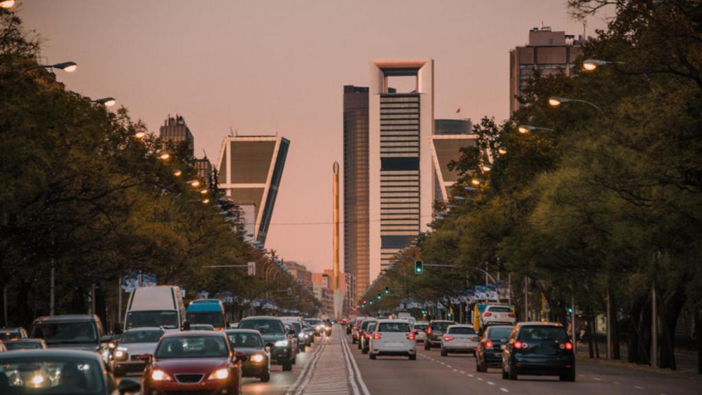 Coches circulando por Madrid.