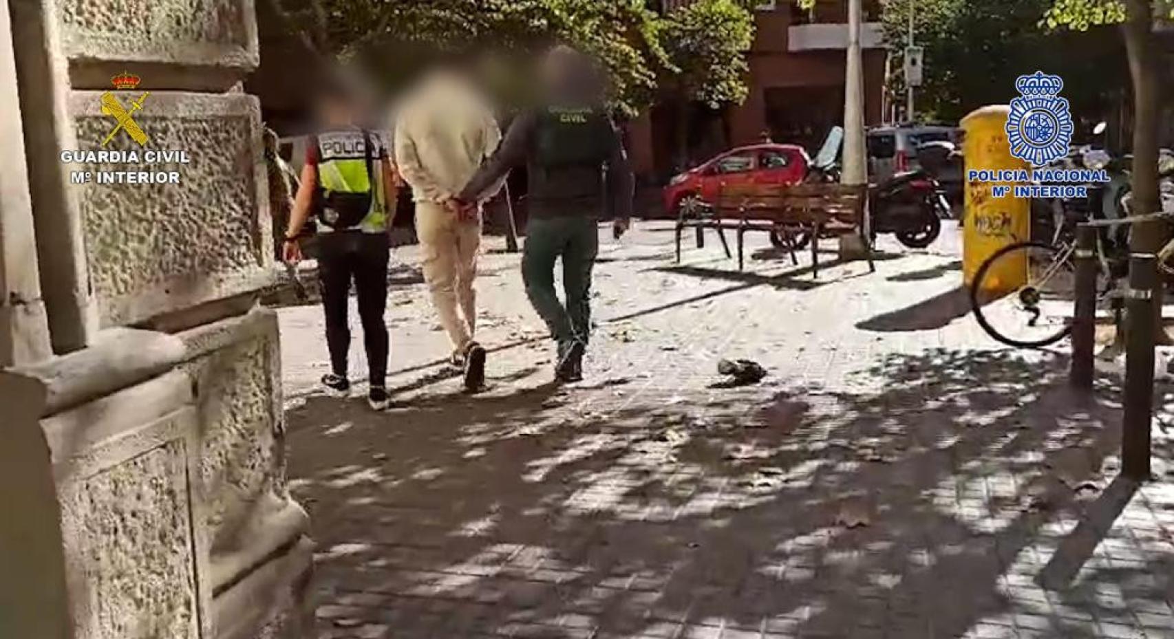 La Guardia Civil deteniendo a los integrantes de la organización criminal