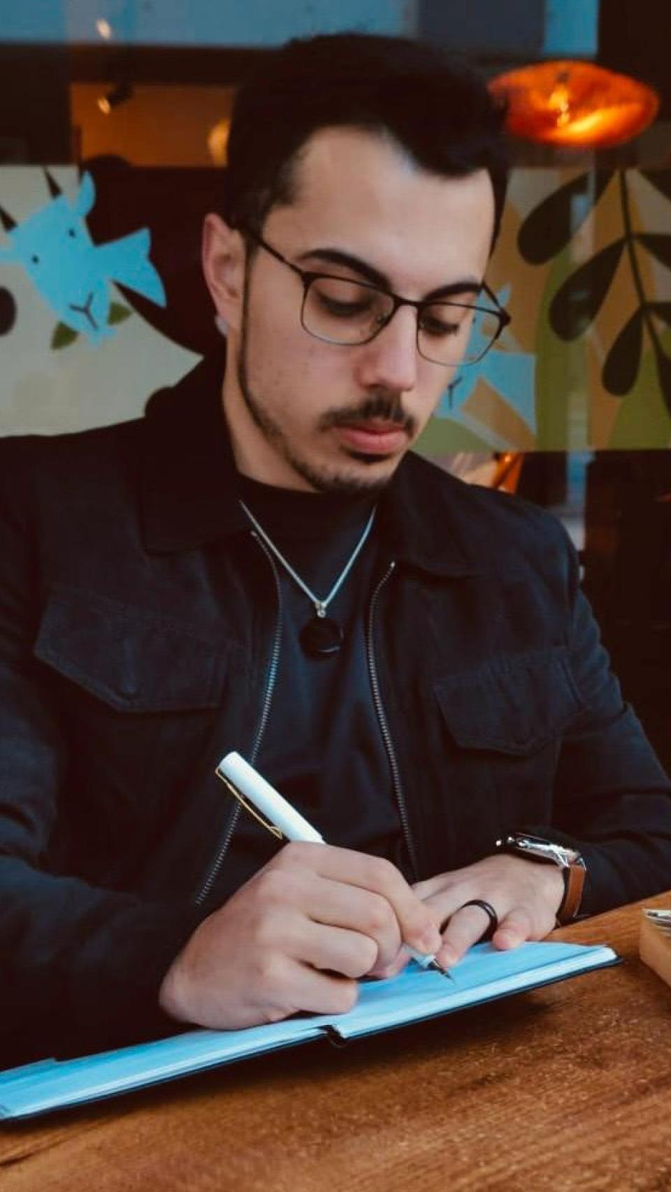 Jonathan es graduado en Lengua y Literatura española.