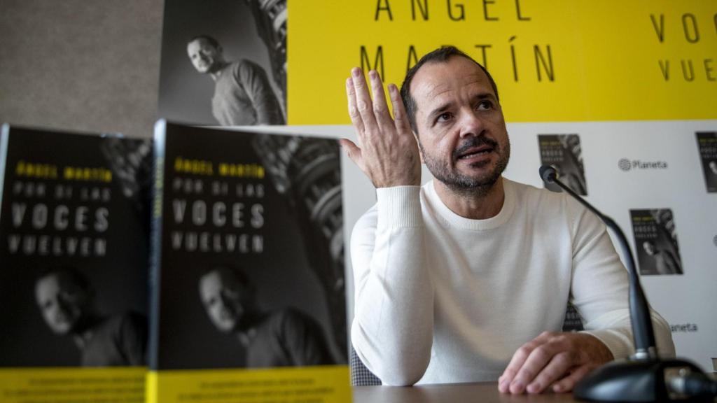 Ángel Martín durante una presentación de su libro.