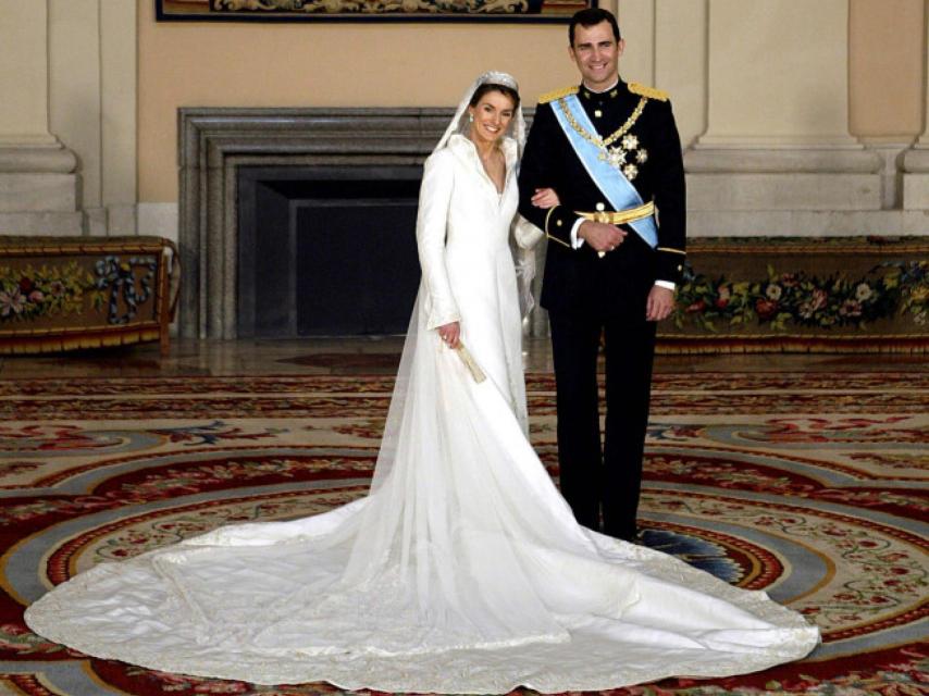 Letizia lució traje de Pertegaz y Felipe de Borbón, el uniforme de etiqueta del Ejército de Tierra,