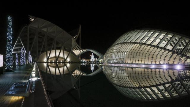 La decoración navideña se refleja en el lago del Hemisféric de la Ciudad de las Artes y las Ciencias de Valencia- EFE/ Juan Carlos Cárdenas