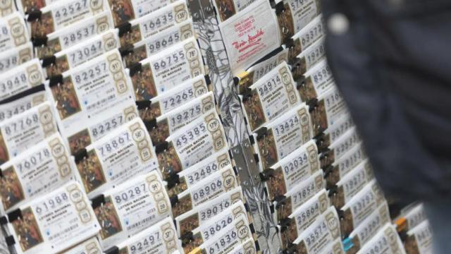 Décimos de Doña Manolita vendidos en los alrededores del establecimiento.