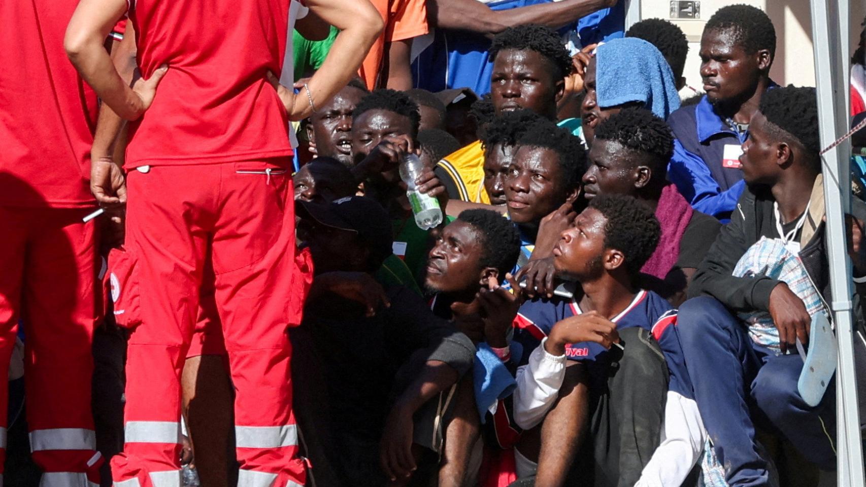 Imagen de archivo de varios migrantes en Lampedusa (Italia)