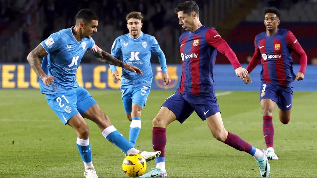 Lewandowski se lleva el balón en el partido ante el Almería.