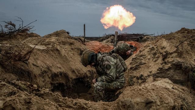Miembros de la brigada ucraniana Bureviy disparan un mortero, el 8 de noviembre en la región de Kiev.