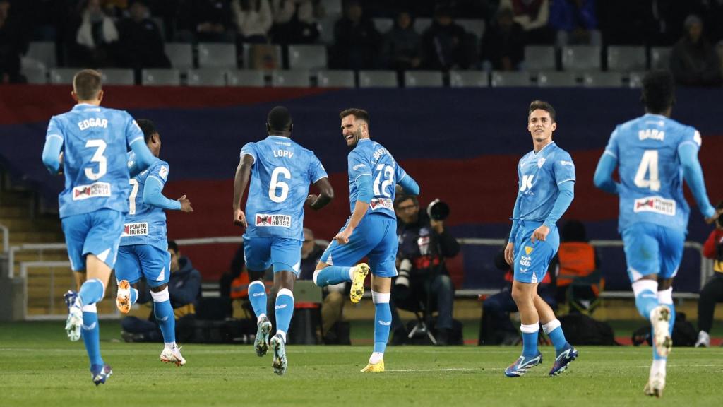 Los jugadores del Almería celebran un gol en Montjuïc.