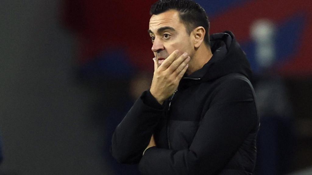 Xavi Hernández, preocupado en la banda.