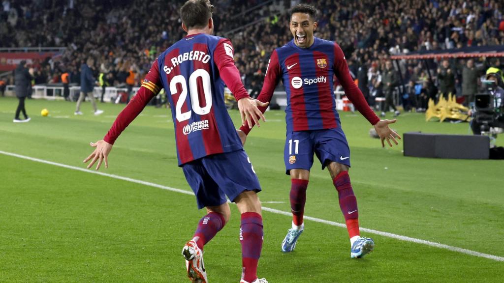 Raphinha y Sergi Roberto celebran un gol.
