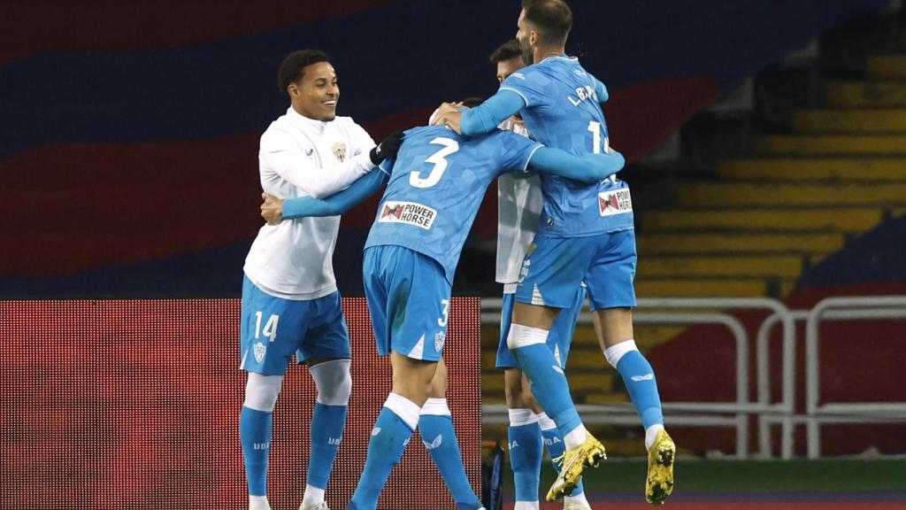 Los futbolistas del Almería celebran un gol en Montjuïc.