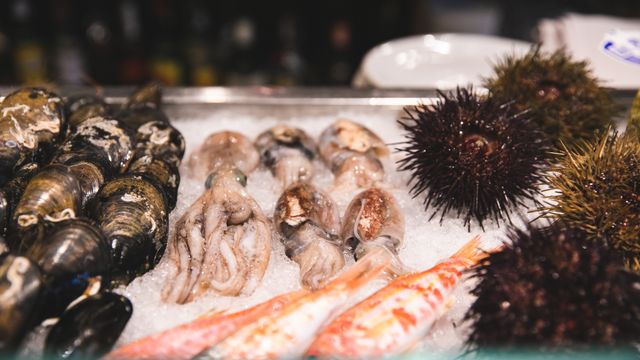 La Guía Michelin actualiza la lista de los restaurantes recomendados en Alicante. En la imagen, la barra del Grupo Gastronou.
