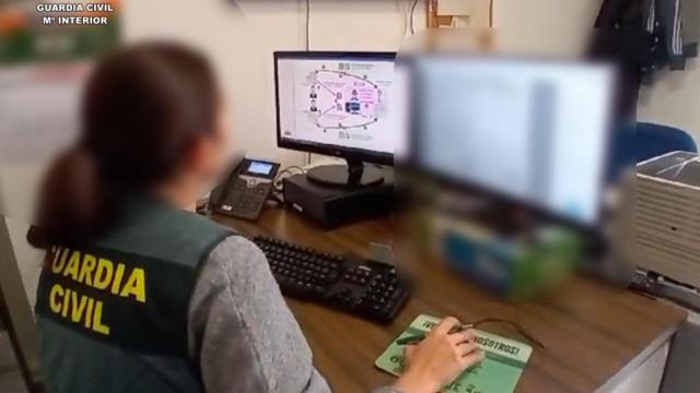 Una agente de la Guardia Civil, trabajando en la operación Zumbo.