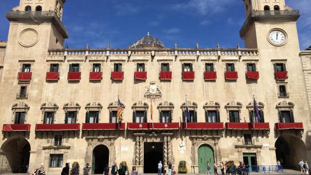 Fachada del Ayuntamiento de Alicante.