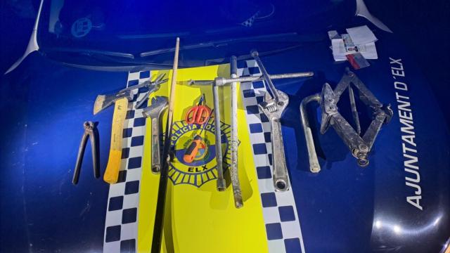 El material que los sospechosos usaban para actuar, interceptado por la Policía.