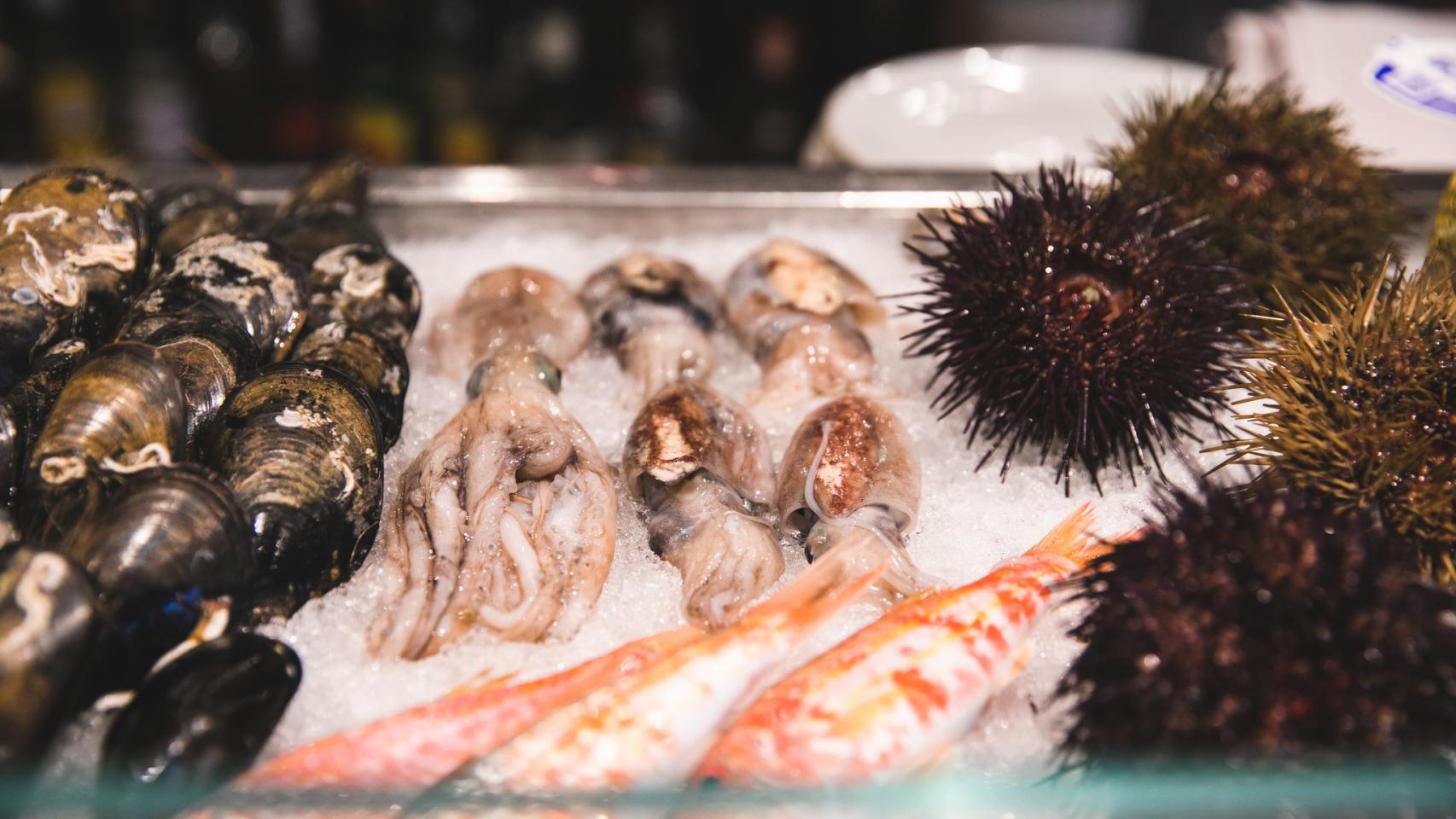 La Guía Michelin actualiza la lista de los restaurantes recomendados en Alicante. En la imagen, la barra del Grupo Gastronou.