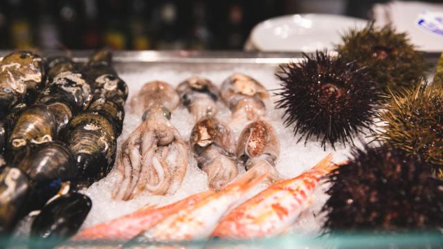 La Guía Michelin actualiza la lista de los restaurantes recomendados en Alicante. En la imagen, la barra del Grupo Gastronou.