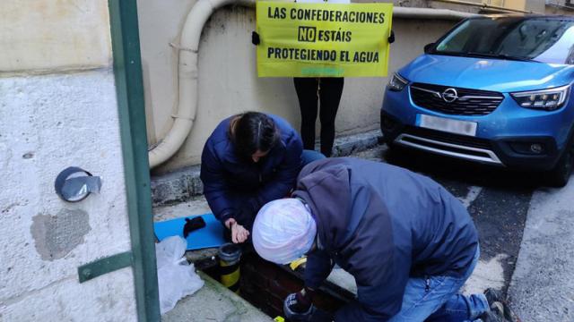 Los activistas cortan el agua de la CHD y se manifiestan para pedir medidas ante la contaminación por nitratos