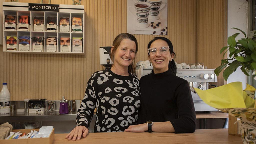Flor y Jimena en su nueva pastelería de Paredes de Nava