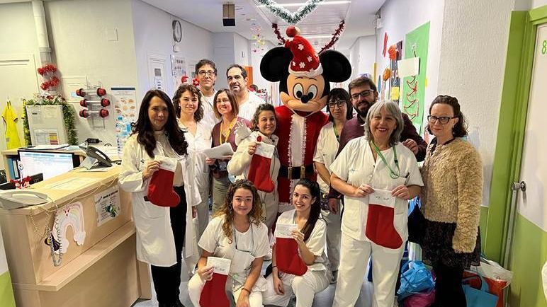 Vallsur entrega regalos a los más pequeños del Hospital Clínico
