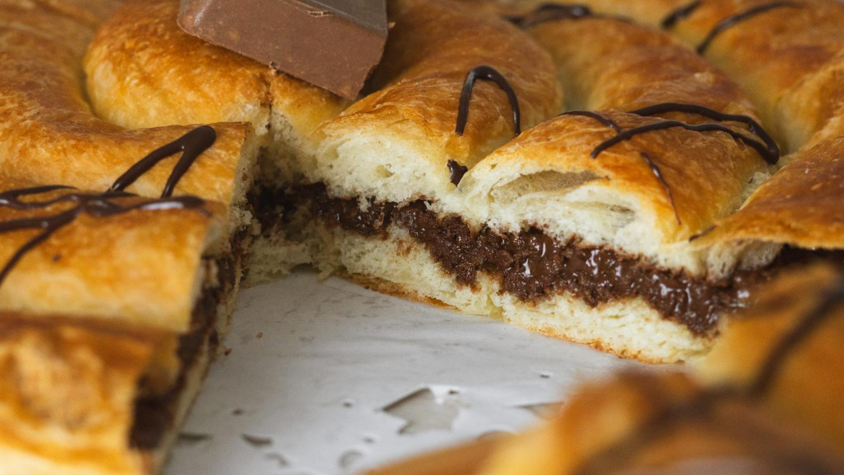 El obrador de Menorca que hace ensaimada rellena de turrón y envía a toda España