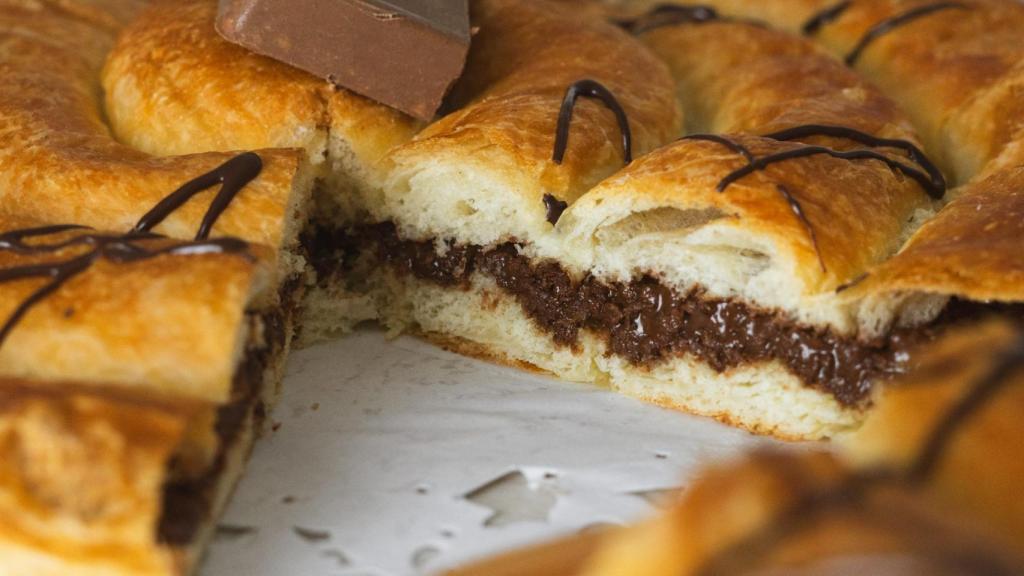 El obrador de Menorca que hace ensaimada rellena de turrón y envía a toda España