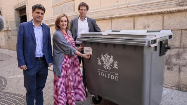 Los concejales Juanjo Alcalde, Loreto Molina y Rubén Lozano junto a uno de los contenedores del Casco toledano.