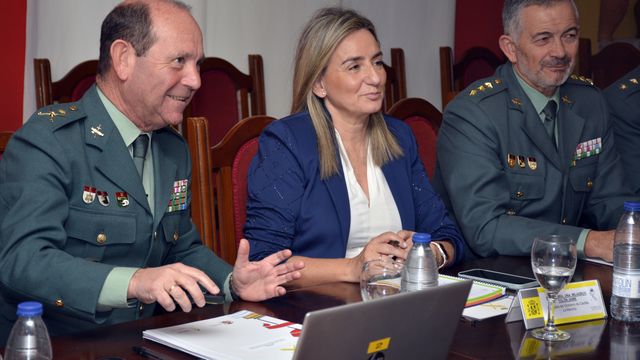 El general jefe de la II Zona de la Guardia Civil de Castilla-La Mancha, Francisco Javier Cortés Méndez junto a Milagros Tolón.