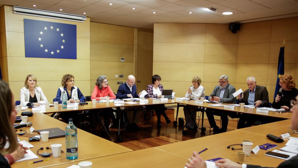 La jefa de la misión de eurodiputados, Yana Toom (dcha.), en Barcelona para evaluar la inmersión en catalán.