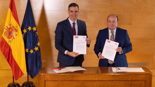 Pedro Sánchez y Andoni Ortuzar durante la firma del acuerdo para la investidura.