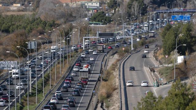 Tráfico en la carretera A-3 entre el Ensanche de Vallecas y Rivas.