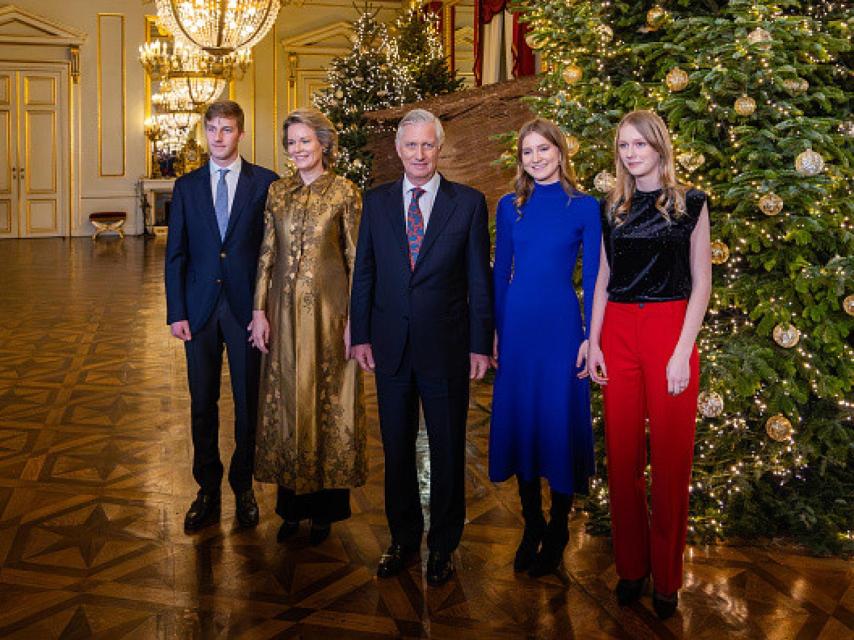 Los Reyes y tres de sus hijos posan junto al árbol navideño.